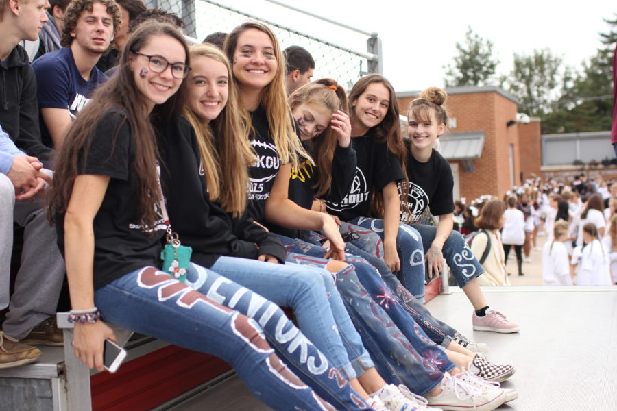 Senior jeans: Seniors show school spirit during homecoming week
