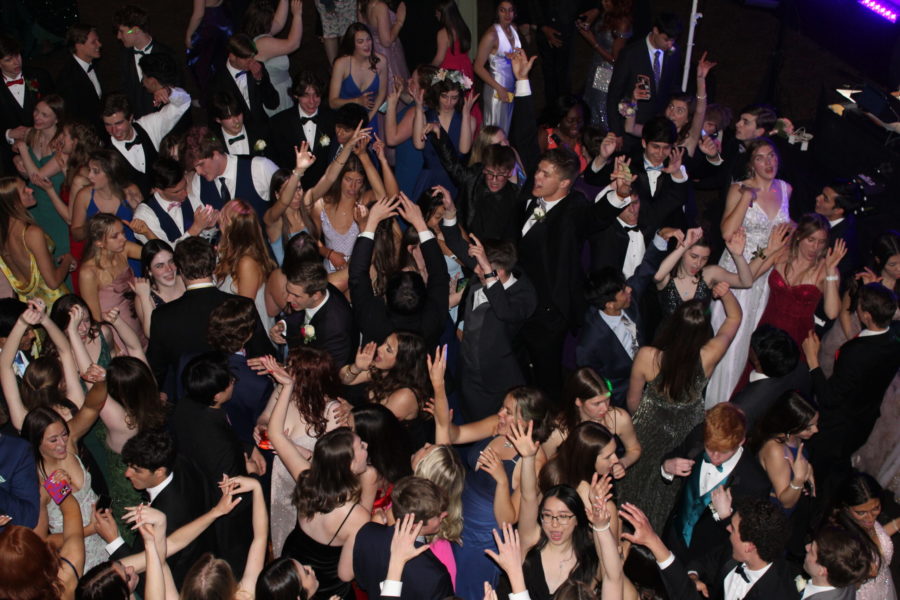 Goodbye in glamour: Seniors go to last prom