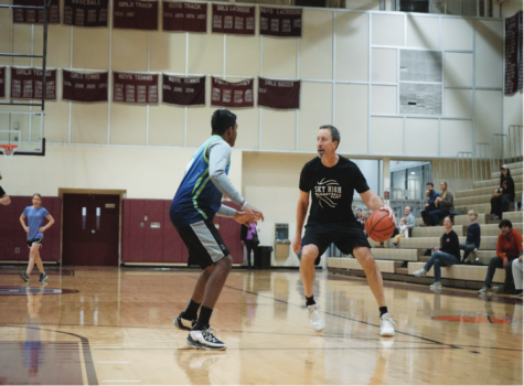 Dribbles for donations: Junior class hosts student vs. faculty basketball game