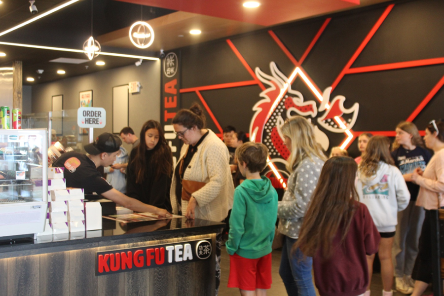 Customers+order+food+and+enjoy+drinks+at+Kung+Fu+Tea%E2%80%99s+soft+opening+and+enjoy+the+spacious+seating+area.+The+store+had+a+successful+opening+on+April+17.%0A
