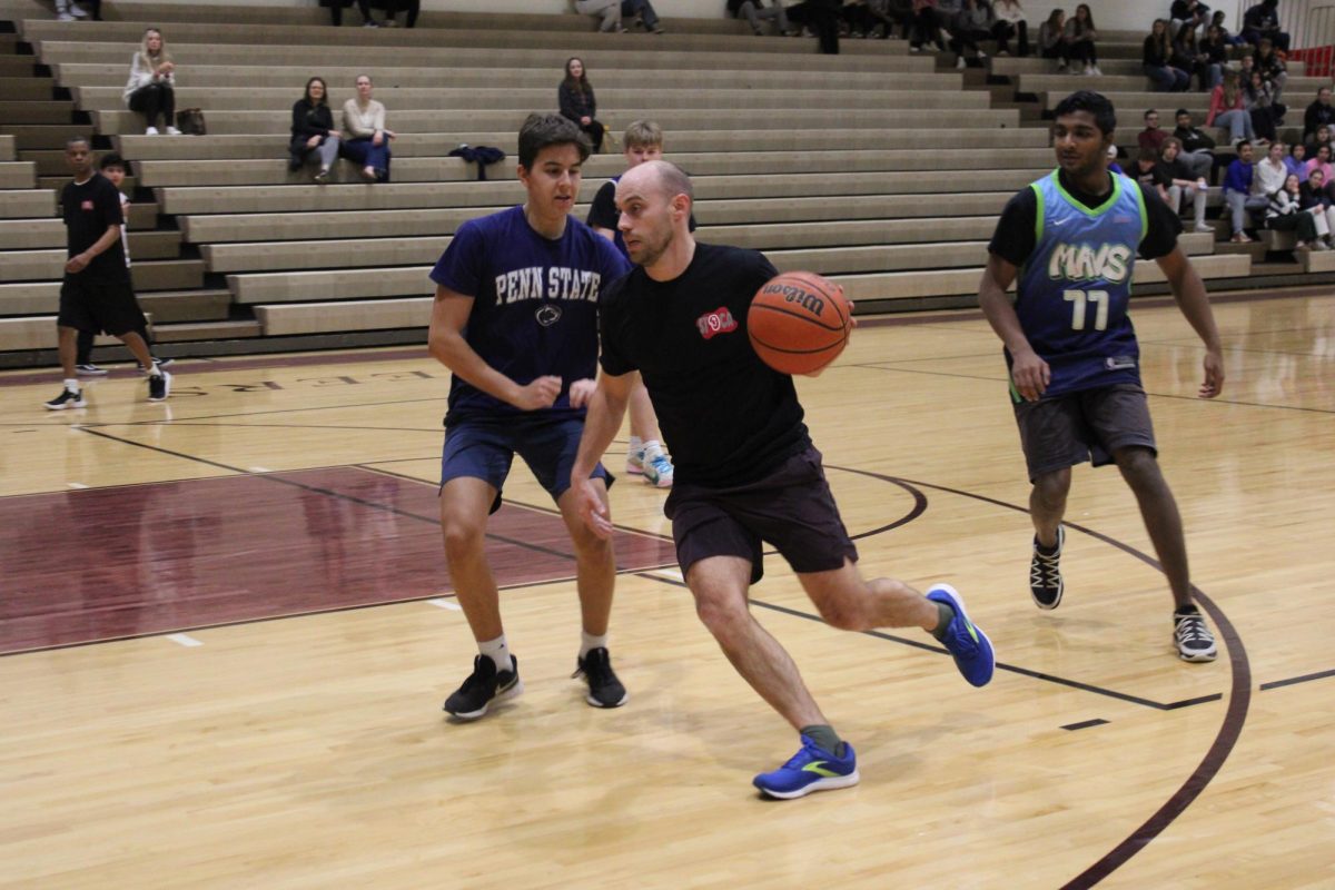Students defeat teachers in Faculty vs. Seniors basketball game