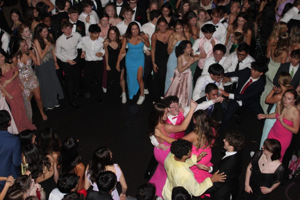 Gatsby and glitter: Seniors celebrate prom