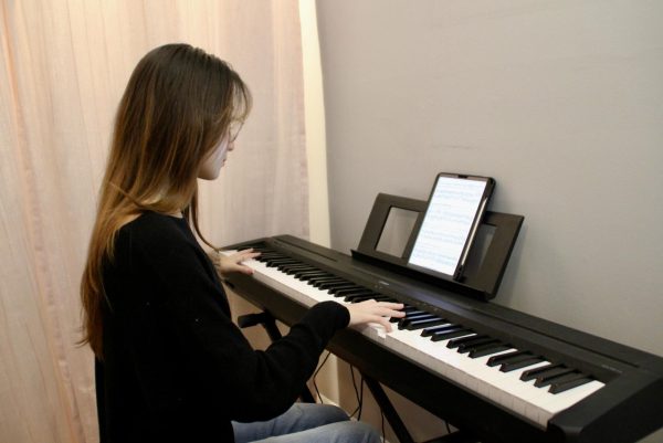 Passionate player: Junior Sisi Xu plays the electric piano that she bought after moving from China to the United States. Since 2021, Xu has posted several musical covers of her favorite soundtracks from Chinese and Korean dramas.