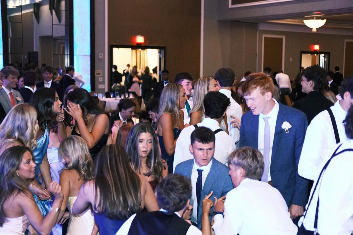 Starry spectacle: Juniors take part in prom