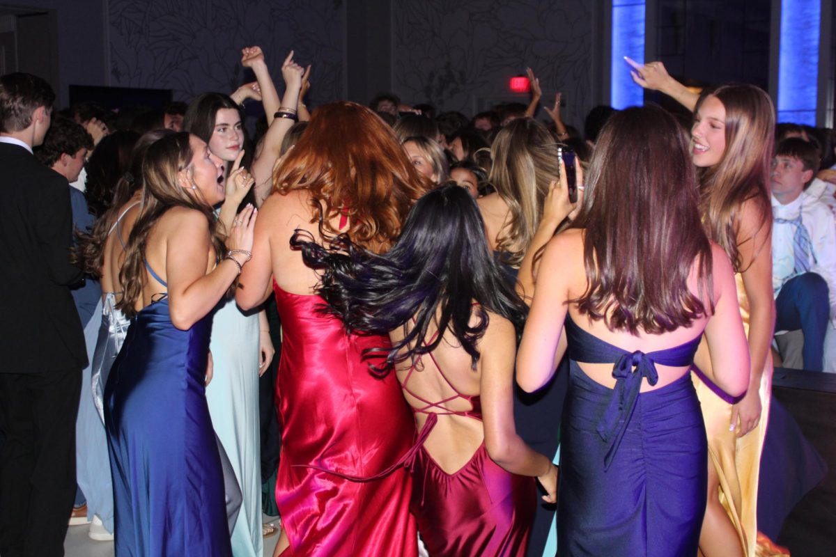 'Starry Night' in May: Juniors take part in prom